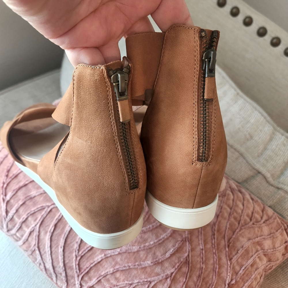 Eileen Fisher Women's Tan Sandals - Picture 9 of 10